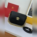 Эта новая сумка Versace изготовлена в Италии из высококачественной кожи и украше