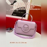 Новая сумка из серии LaMedusa, которую носят Бэйли Кендо и Ву Сюаньи, выглядит о