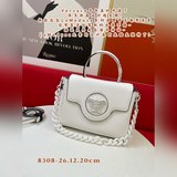 Новая сумка из серии LaMedusa, которую носят Бэйли Кендо и Ву Сюаньи, выглядит о