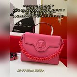 Новая сумка из серии LaMedusa, которую носят Бэйли Кендо и У Сюаньи, также выгля