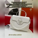 Новая сумка из серии LaMedusa, которую носят Бэйли Кендо и Ву Сюаньи, выглядит о