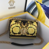 Модель 170 с принтом. Сумка Versace в стиле гармошка стала популярной и задала н