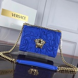 Модель 170 с вышивкой. Сумка Versace в стиле гармошки стала популярной и задала 