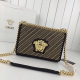 [Роза] Versace вышел на сцену с большим успехом, положив начало новой тенденции.