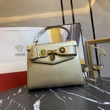 Маленькая сумка, качество оригинальной версии, синхронизирована с Versace. Эта с