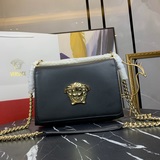 Сумка Versace в форме органа появилась на рынке и стала новым трендом. В новую э