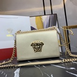 Сумка Versace в форме органа стала популярной и задала новый тренд. В новую эпох