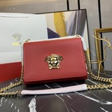 Сумка-гармошка от Versace появилась на рынке и стала новым трендом. В новую эпох