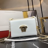 Сумка Versace в форме органа появилась на рынке и стала новым трендом. В новую э
