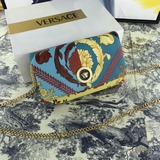 Versace Новый принт с изображением головы богини Димессы из греческой мифологии 
