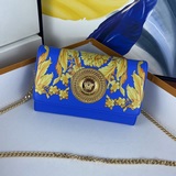 Versace Новый принт с изображением головы богини Димессы из греческой мифологии 