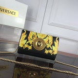 Versace Новый принт с изображением головы Думесы из греческой мифологии в ярком 