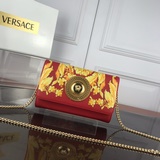 Versace Новый принт с изображением головы Думесы из греческой мифологии в ярком 