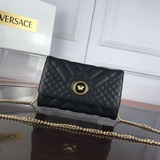Versace  Новая вышивка с изображением головы Думесы из греческой мифологии в ярк