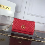 Новая вышивка Versace с изображением головы богини Димы из греческой мифологии п