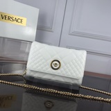 Новая вышивка Versace с изображением головы богини Димы из греческой мифологии в