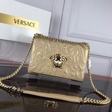 Модель 170 с вышивкой. Сумка Versace в стиле гармошки стала популярной и задала 