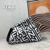 В комплекте с сумкой Fendi First Midi, капсульной серии, двухцветной сумкой-клат