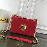 Сумка-гармошка от Versace появилась на рынке и стала новым трендом. В новую эпох