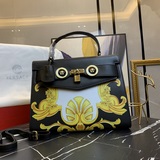 Классическая сумка Versace lcon подходит для повседневного использования и для р