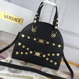 Эта классическая сумка для боулинга воплощает в себе дух Versace. Дань уважения 