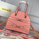 Эта классическая сумка для боулинга воплощает дух Versace. Дань уважения Джанни 