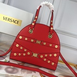 Эта классическая сумка для боулинга воплощает в себе дух Versace. Дань уважения 