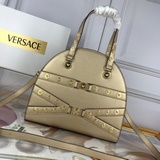 Эта классическая сумка для боулинга воплощает в себе дух Versace. Дань уважения 