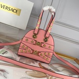 Эта классическая сумка для боулинга воплощает дух Versace. Дань уважения Джанни 