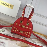 Эта классическая сумка для боулинга воплощает дух Versace. Дань уважения Джанни 