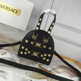 Эта классическая сумка для боулинга воплощает дух Versace. Дань уважения Джанни 