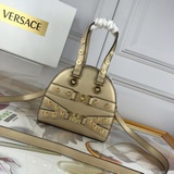 Эта классическая сумка для боулинга воплощает дух Versace. Дань уважения Джанни 
