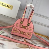 Эта классическая сумка для боулинга воплощает дух Versace. Дань уважения Джанни 