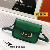 Сумка GG Liberty 1955 Horsebit из кожи с ретро-пряжкой в виде конской уздечки.