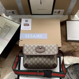 Gucci 493930 изготовлен из высококачественного итальянского ПВХ с оригинальной к