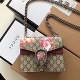Классическая модель Gucci 421970 Red Grape Goddess Bag представляет собой миниат