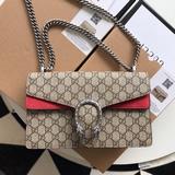 Сумка Gucci 400249 с тисненым тигром и пряжкой в виде шпоры дополняет эту структ