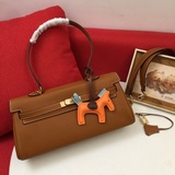 Сумка Hermes Kelly под мышкой. Первый слой кожи тельца с мелкой текстурой. Золот