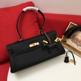 Сумка Hermes Kelly под мышкой. Первый слой кожи с мелкой текстурой. Золотая заст