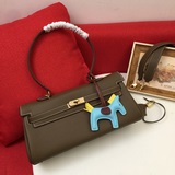 Сумка Hermes Kelly под мышкой. Первый слой кожи с мелкой текстурой. Золотая заст