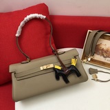 Сумка Hermes Kelly под мышкой. Первый слой кожи с мелкой текстурой. Золотая заст