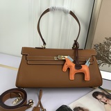 Сумка Hermes Kelly под мышкой. Первый слой кожи с мелкой текстурой. Золотая заст