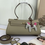 Сумка Hermes Kelly под мышкой. Первый слой кожи с мелкой текстурой. Золотая заст