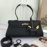 Сумка Hermes Kelly под мышкой. Первый слой кожи с мелкой текстурой. Золотая заст