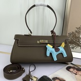 Сумка Hermes Kelly под мышкой. Первый слой кожи с мелкой текстурой. Золотая заст