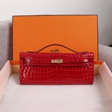 Кожаная сумка с крокодиловым узором от Hermes в наличии. Полностью изготовлена и
