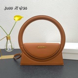 Сумка с коробкой, новая модель сумки-клатча от Jacquemus. Благодаря жесткому кор