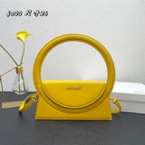 Сумка с коробкой, новая модель сумки-клатча от Jacquemus. Благодаря жесткому кор