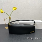 Новая сумка Jacquemus с нестандартной формой и подмышечным ремнем. Новая коллекц