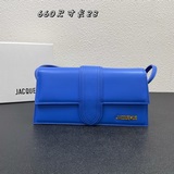 Новая модель сумки через плечо от Jacquemus, которая стала настоящим хитом в Ins